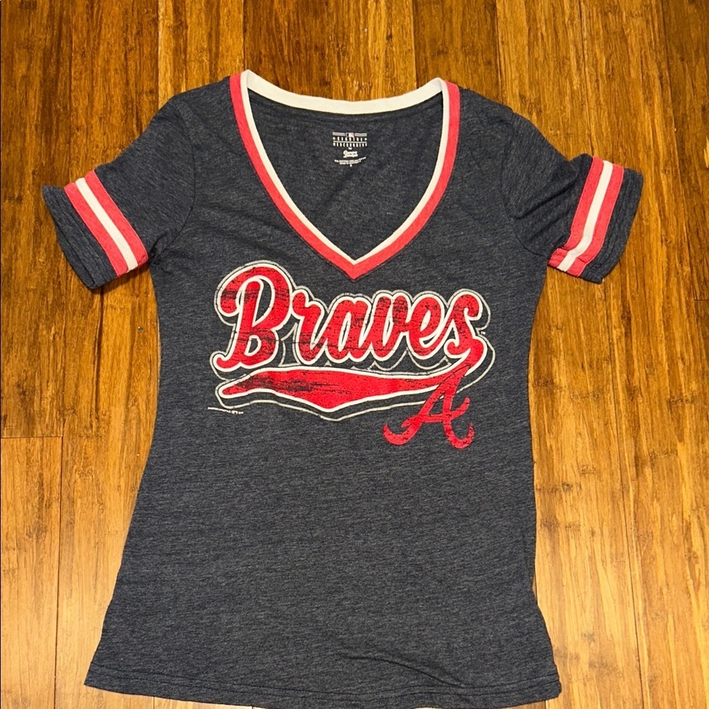 Atlanta Braves Women’s Size Small V-Neck Tee with Red Accents Braves Baseball